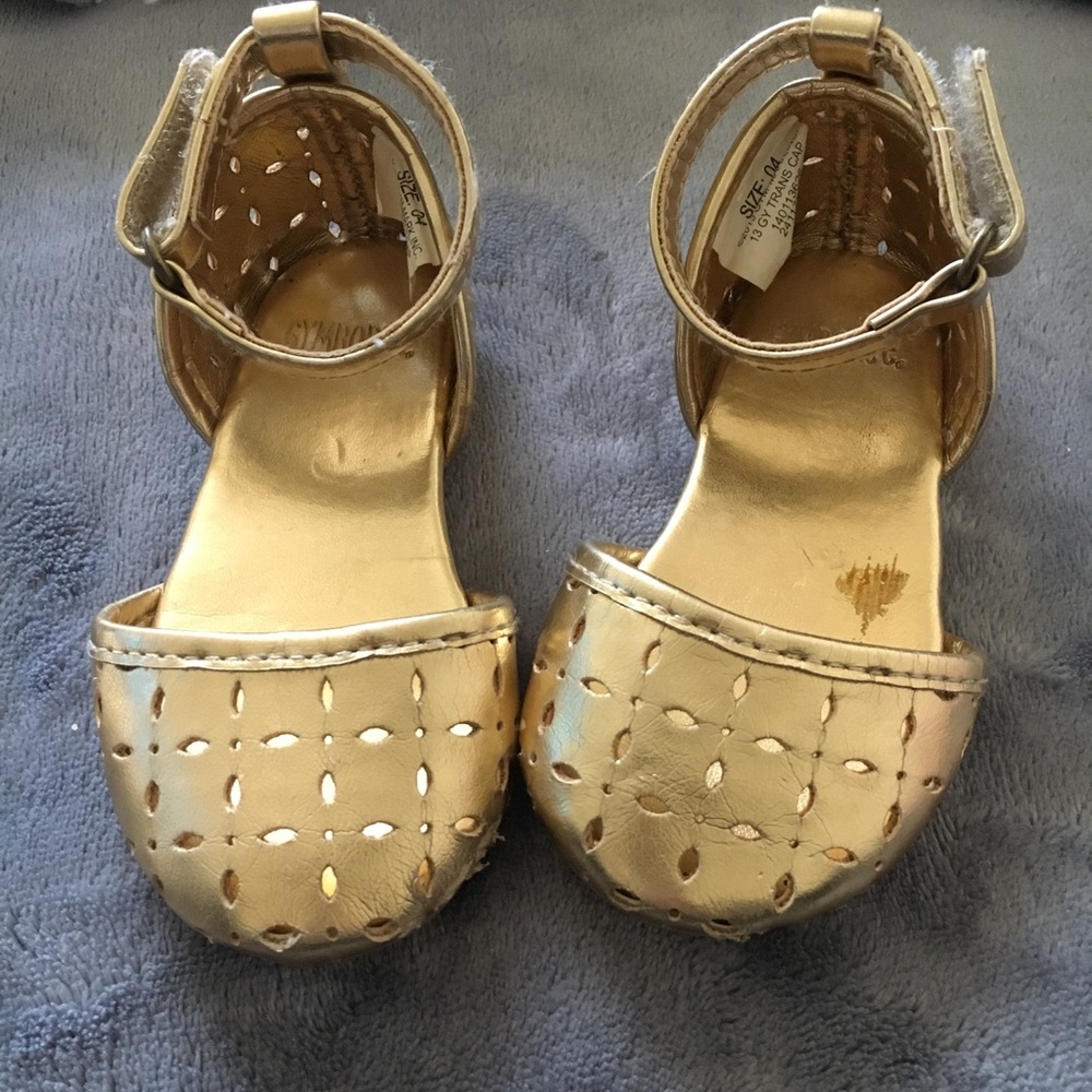 Baby girl gold flats